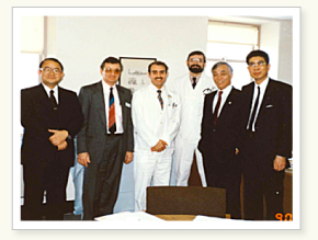 1990年　米ボストンのMSPCAとエンジェルメモリアル病院訪問時。（左から）田中先生（雪印）、MSPCA副会長ピーター･セラン先生、エンジェルメモリアル病院 院長 ポール･ガンバルデラ先生、副院長 マイク・バーンスタイン先生、加藤元院長、小川先生（雪印）
